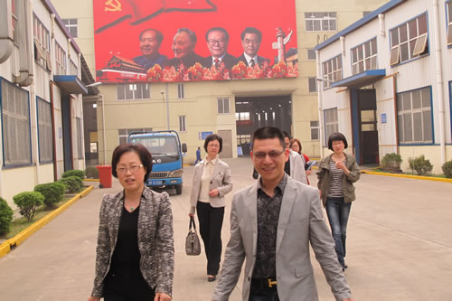 中共嘉定區(qū)委統(tǒng)戰(zhàn)部副部長、中共嘉定區(qū)工商聯(lián)黨組書記陳蘊珠女士在我廠董事長楊猛陪同下視察滬工工作