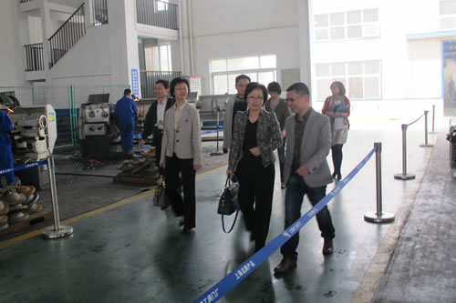 在我廠董事長楊猛先生引領下,陳部長一行視察參觀滬工閥門產(chǎn)業(yè)園