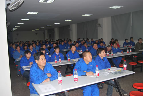 滬工閥門培訓學員在認真聽課