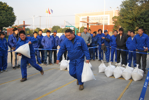 上海滬工閥門(mén)廠(chǎng)第二屆職工運(yùn)動(dòng)會(huì)螞蟻搬家(背沙包)比賽(圖11)