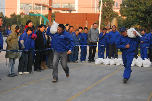 上海滬工閥門(mén)廠(chǎng)第二屆職工運(yùn)動(dòng)會(huì)螞蟻搬家(背沙包)比賽(圖12)