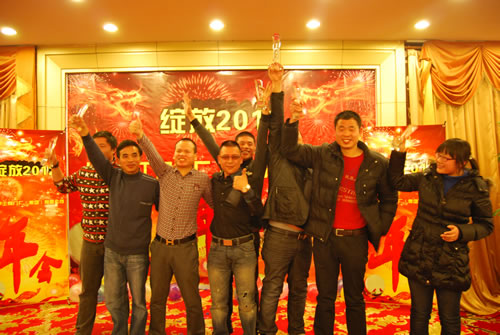 董事長楊猛與公司第二界運動會團體獎代表合影