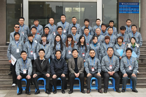 上海滬工閥門廠(集團)有限公司2012年職代會代表在行政樓前合影