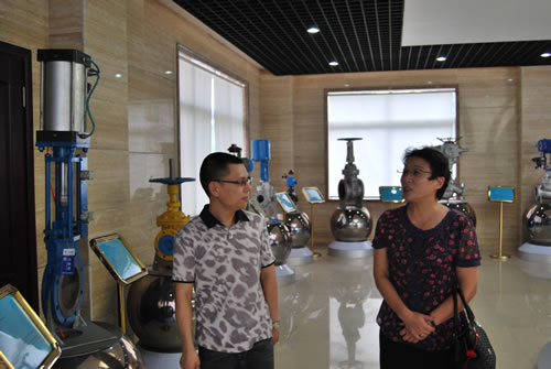 嘉定區政協副主席章宇慧女士參觀我公司一樓展廳