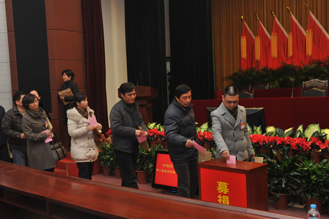 楊猛為藍(lán)天下至愛(ài)活動(dòng)捐款