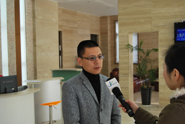 楊猛接受嘉定區電視臺記者采訪