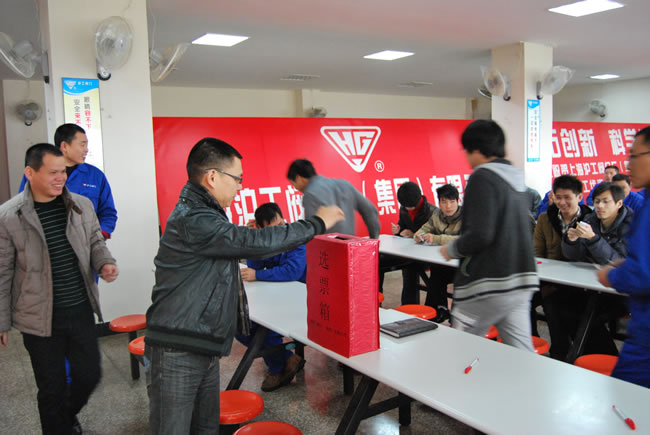 進(jìn)行無(wú)記名投票