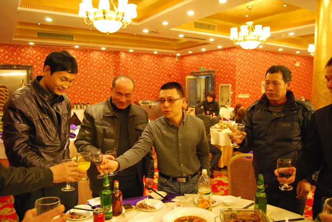 楊猛向公司員工敬酒(3)