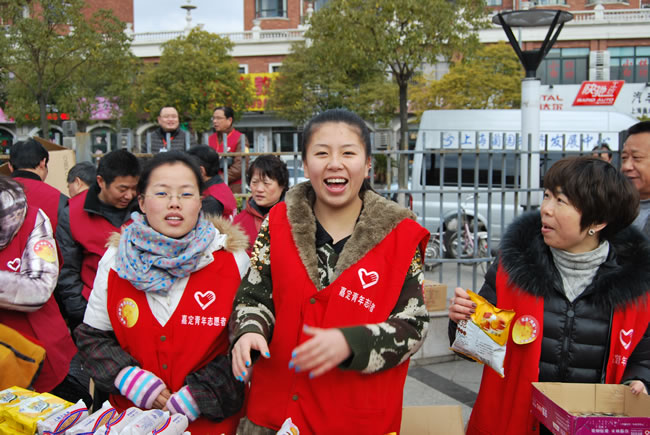 公司志愿者在進(jìn)行慈善義賣活動