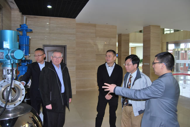 歐洲閥門協會主席皮埃爾先生參觀滬工閥門集團產品展廳