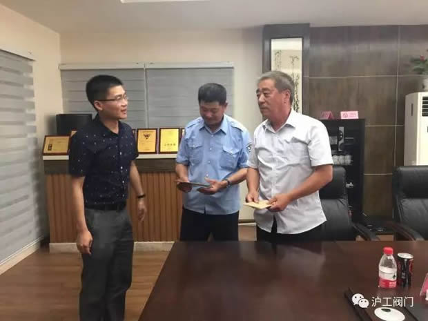 華亭鎮“兩新組織”黨總支七一前夕走訪慰問滬工閥門困難黨員(圖3)