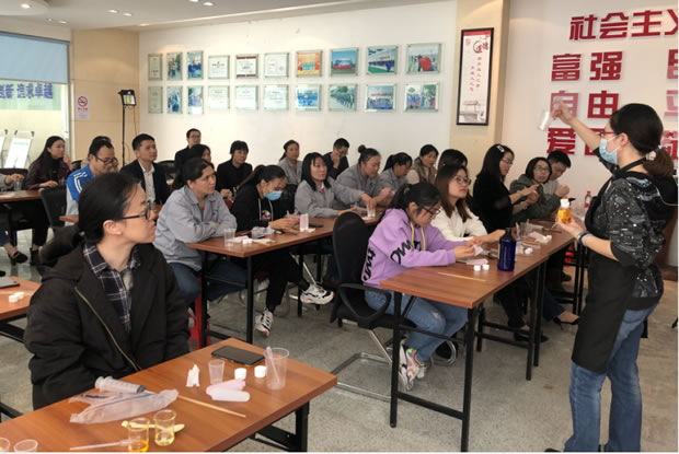 華亭鎮(zhèn)總工會活動進(jìn)企項目之金秋十月護(hù)手霜DIY活動(圖1)