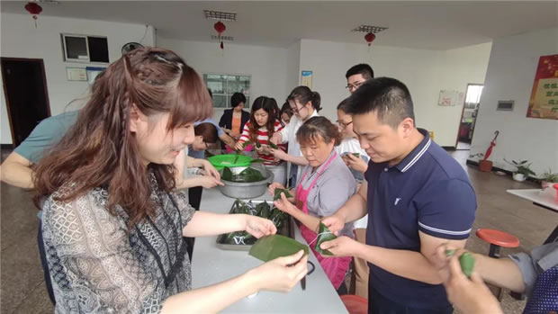 2021年上海滬工閥門廠端午節包粽子活動(圖1)